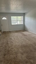 Building Photo - 2 Green Meadow Ln