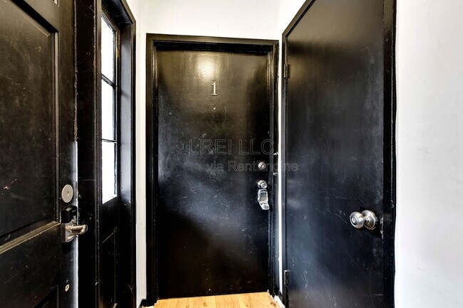 Foto del edificio - 2425 Lindsay Ave