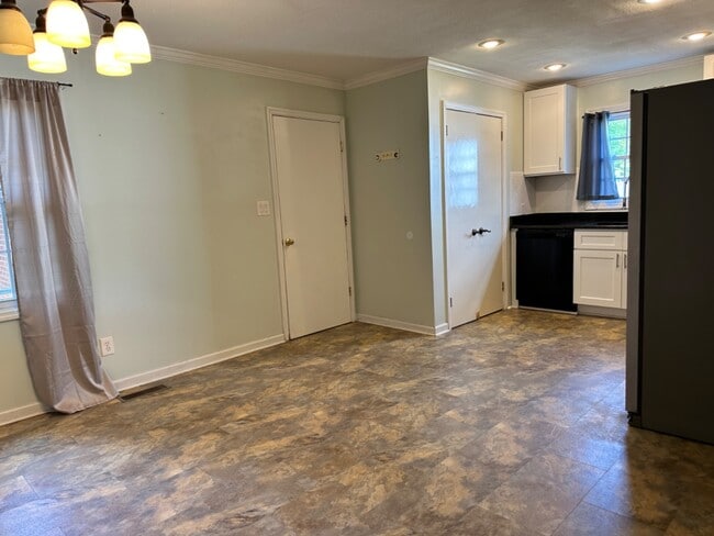 Building Photo - 4018 Dellwood Dr