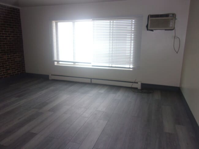 Foto del edificio - 567 N Pine Ave