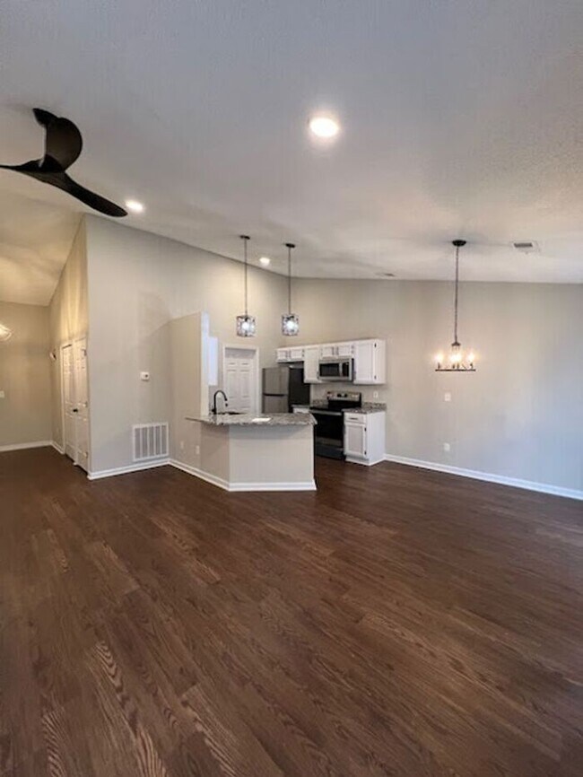 Building Photo - Fully Renovated with Modern Updates!! 3 Be...