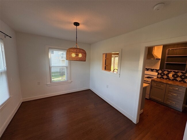 Building Photo - 306 N Elm St