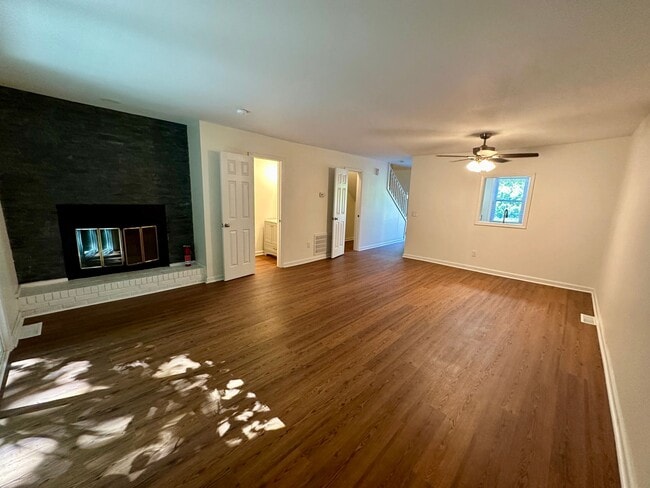 Building Photo - 2 BEDROOM/ 1.5 BATHROOM TOWNHOME-WALKING D...