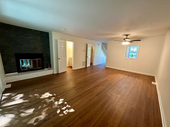 Foto del edificio - 2 BEDROOM/ 1.5 BATHROOM TOWNHOME-WALKING D...