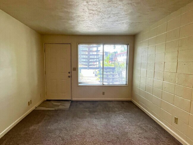 Building Photo - (CAM 9)  Very Nice Large 1 bed Apt - Close...