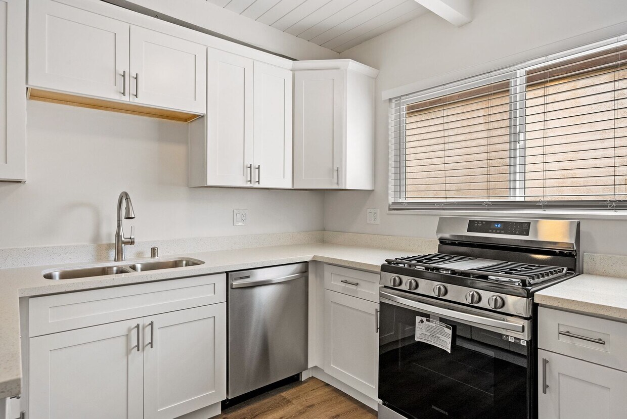 Foto principal - Quiet Comfortable Upstairs 2 Bedroom 1 Bath Located close to Downtown