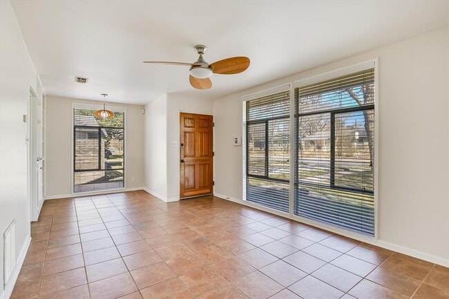 Foto del edificio - 1419 Corona Dr