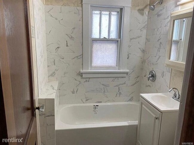 Building Photo - 4 br, 1 bath House - 30 Bell Rd