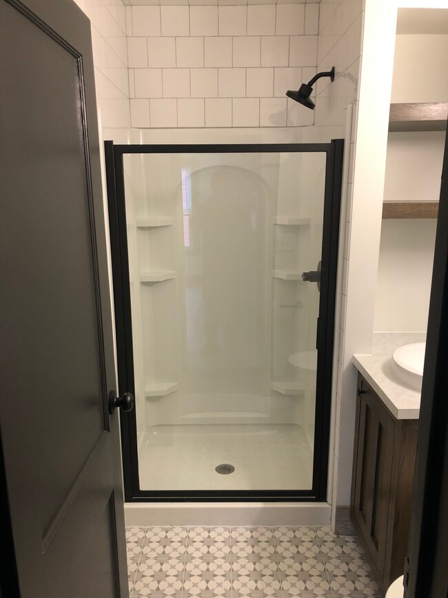 Ducha - 524 S Dorchester Ave