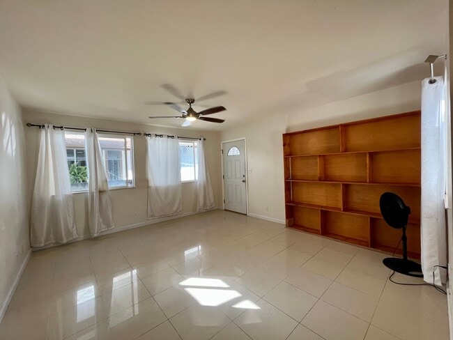 Building Photo - Liliha: 2 Bed, 1 Bath Duplex Unit, Utiliti...