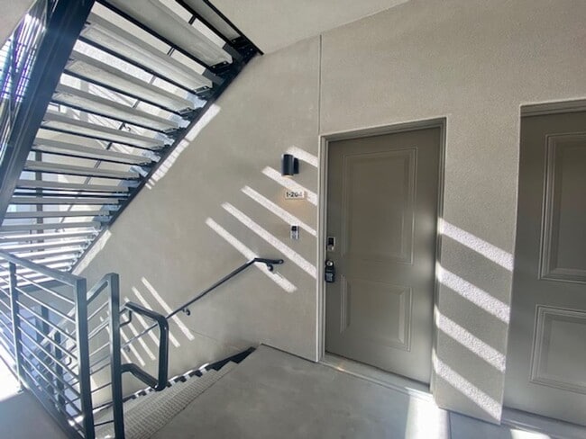 Building Photo - SPACIOUS APARTMENT FOR RENT!