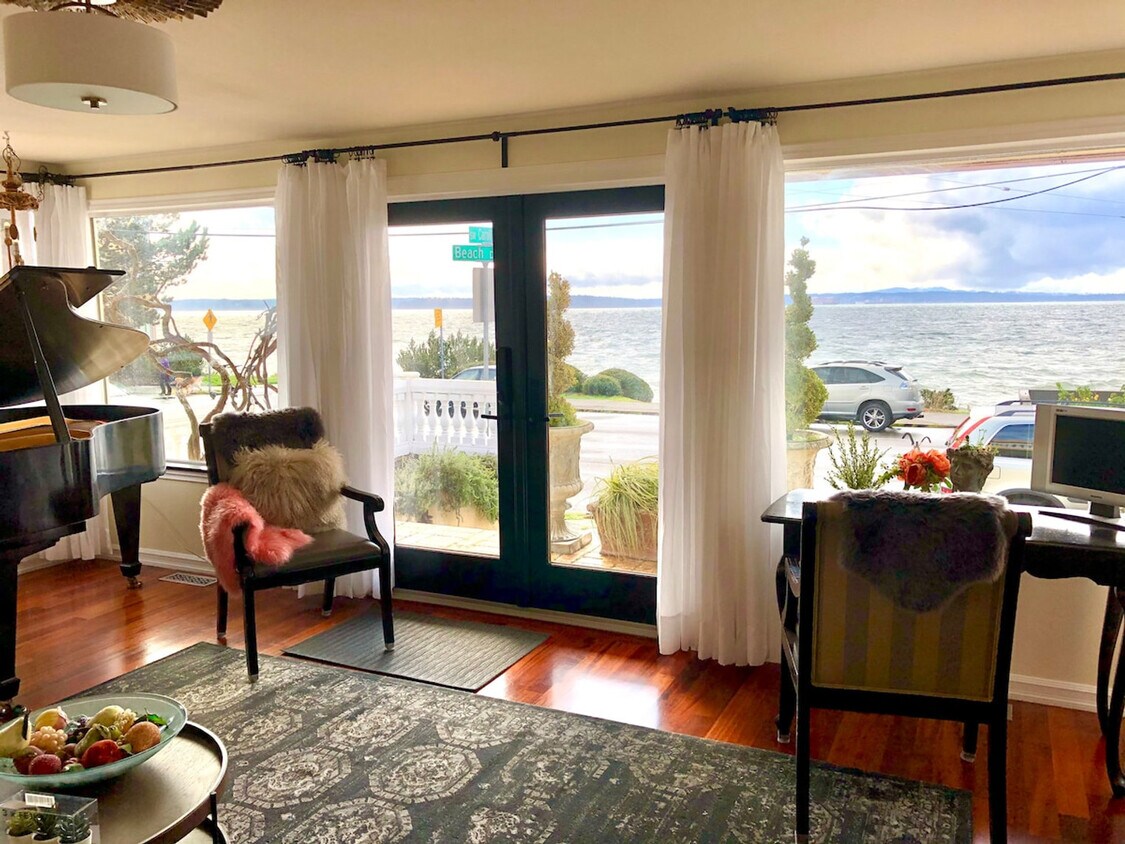 Foto principal - 4030 Beach Dr SW