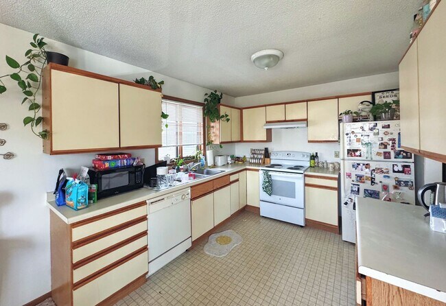 Foto del edificio - Off Campus Housing Option - Spacious 3 Bedroom Unit!