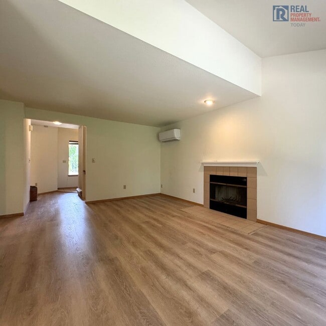 Building Photo - Updated 2 Bedroom 2 Bathroom Duplex in Fir...