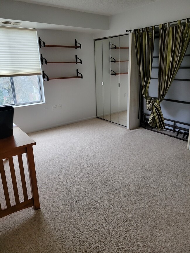 Guest room w/ built in Murphy bed and 2 closets - 2120 Greentree Rd