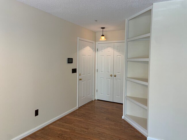 Foto del edificio - Gorgeous 2BR Somerset Village Condo