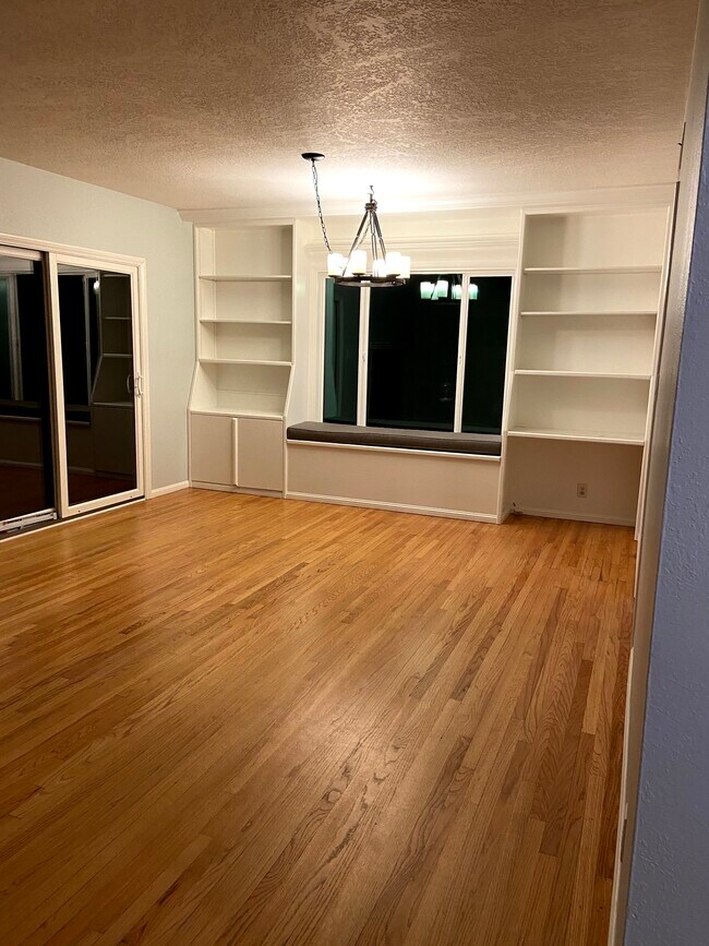 Sala de estar - Empotrada - 914 Oleander St