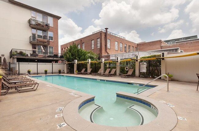 piscina en el lugar - 640 Glen Iris Dr NE