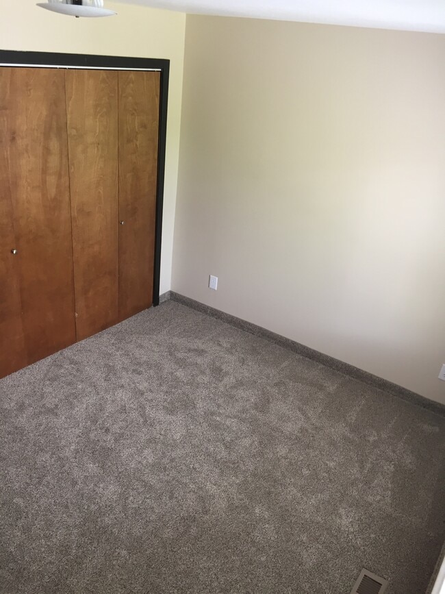 Building Photo - 564 S 200 W