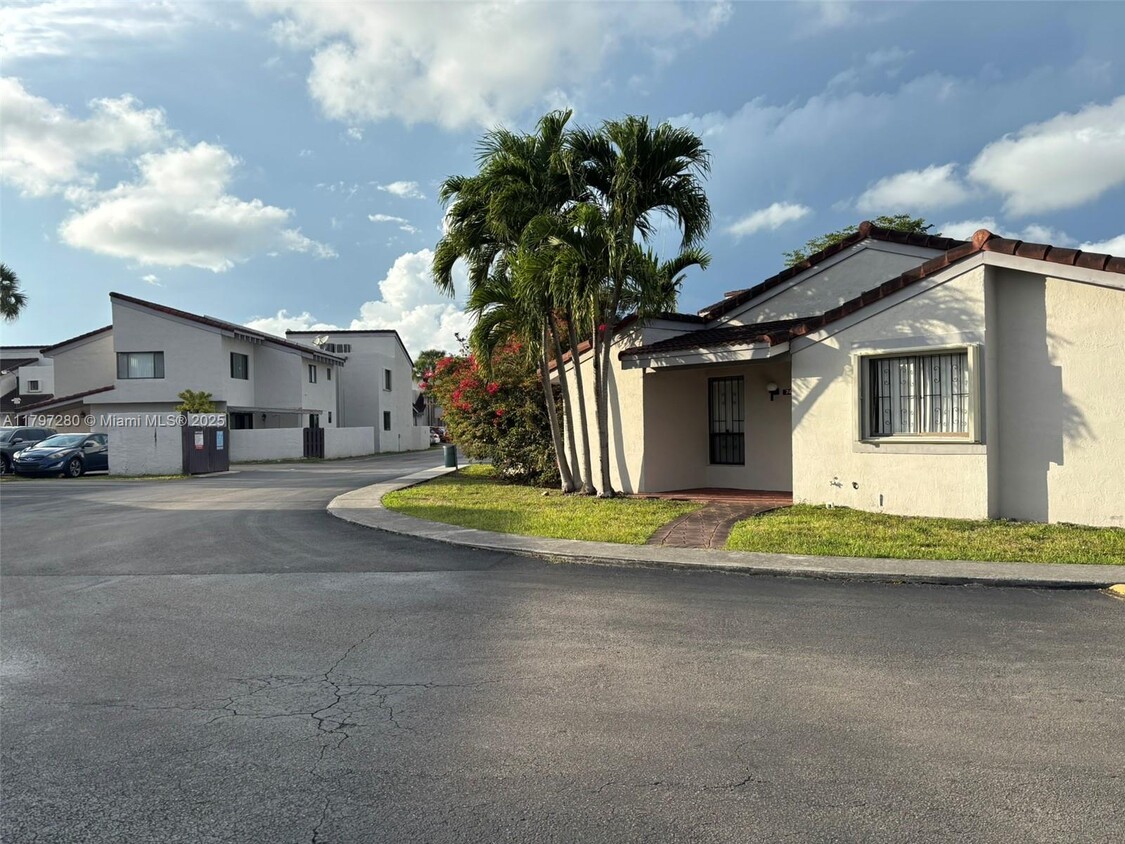 Foto principal - 744 NW 106th Ave