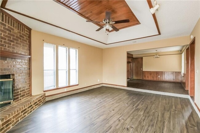 Building Photo - 2425 E Hills Dr