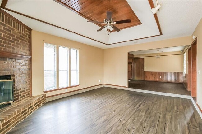 Foto del edificio - 2425 E Hills Dr