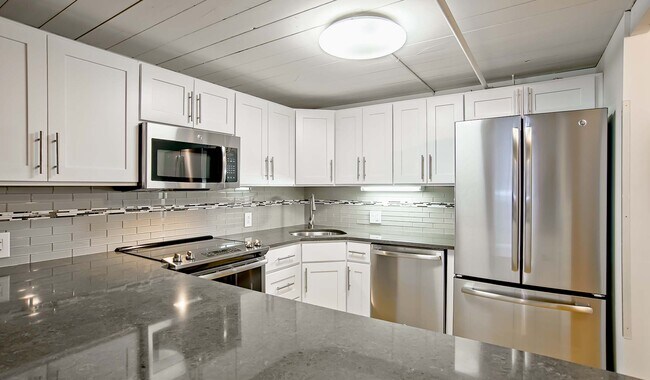 Cocinas renovadas con acabados de lujo disponibles para mejoras. ¡Consulte con el equipo de arrendamiento para obtener más detalles! - Riverloft