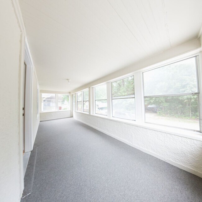 Foto del edificio - 1200 Sqft. 2 Bedroom 1 Bath