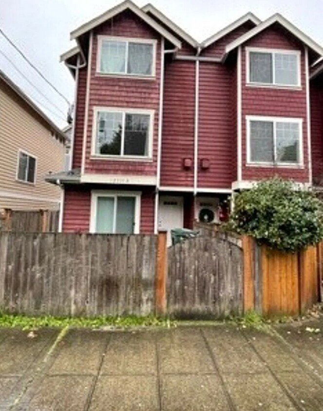 Foto principal - Lovely 3 bed Townhome in Pinehurst neighbo...