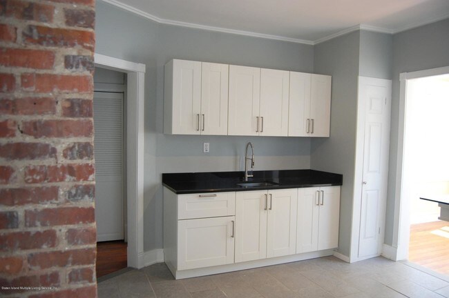 Building Photo - 391 Van Duzer St
