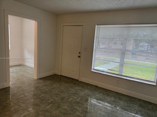 Foto del edificio - 2433 NW 179th St