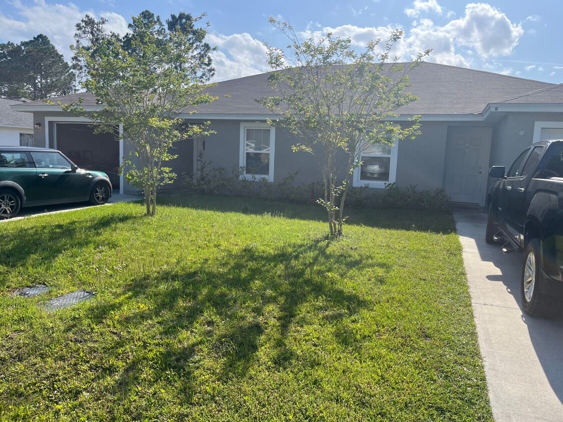 Foto principal - Beautiful 2 Bedroom 2 Bath Duplex Located ...