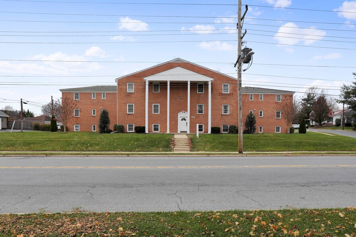 Front Entrance - 1499 N East St