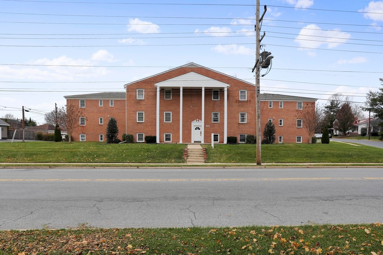 Front Entrance - 1499 N East St