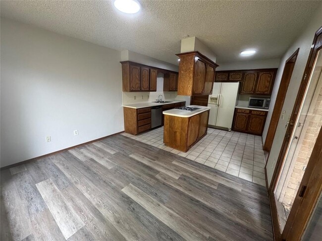 Building Photo - 325 E Parkland Dr