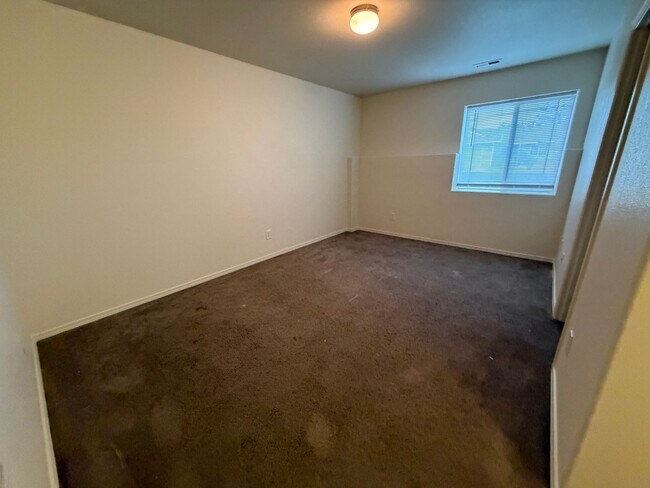 Building Photo - 3 bed 3.5 bath Townhome available on Rd 68!