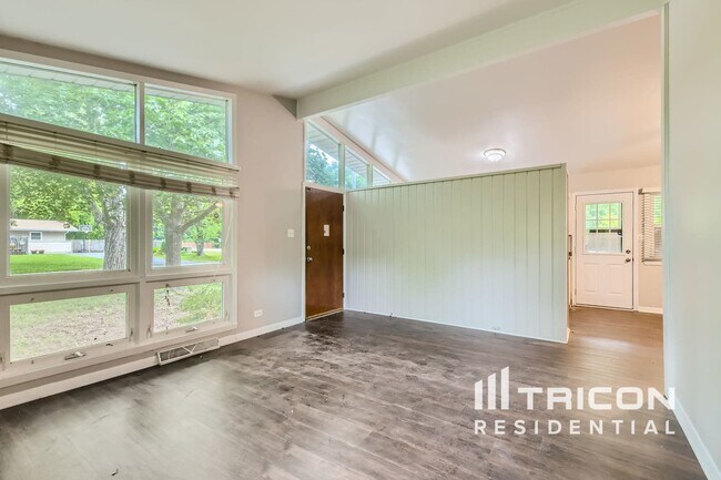 Building Photo - 30477 N Oak Grove Ave