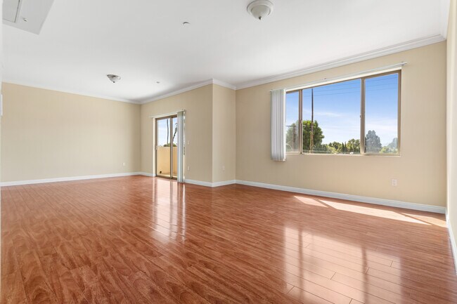 Building Photo - 15435 Vanowen St