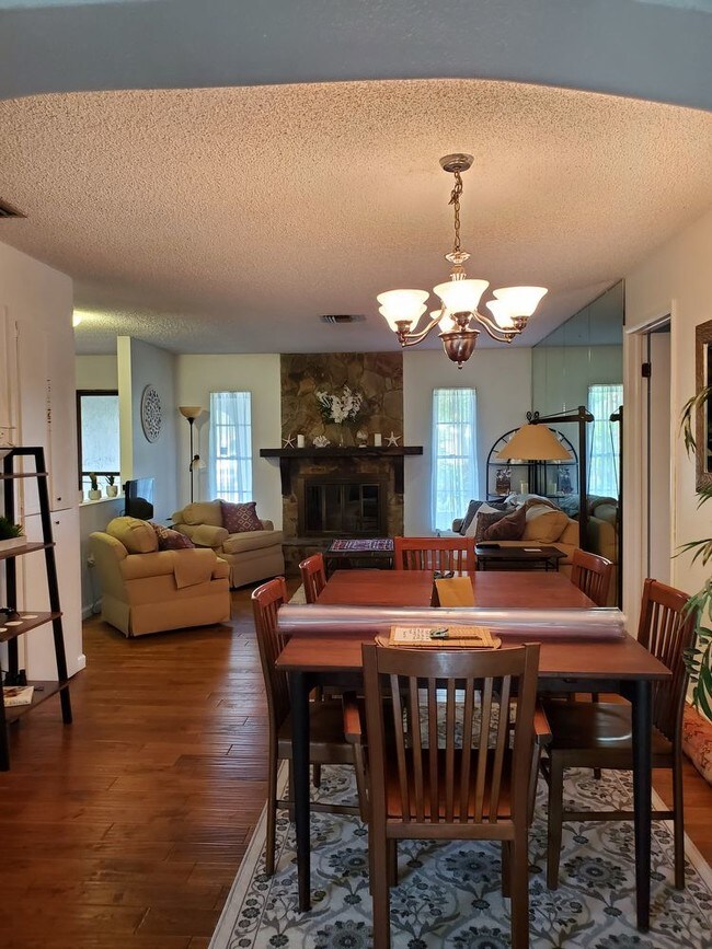 Building Photo - 1430 Red Oak Dr