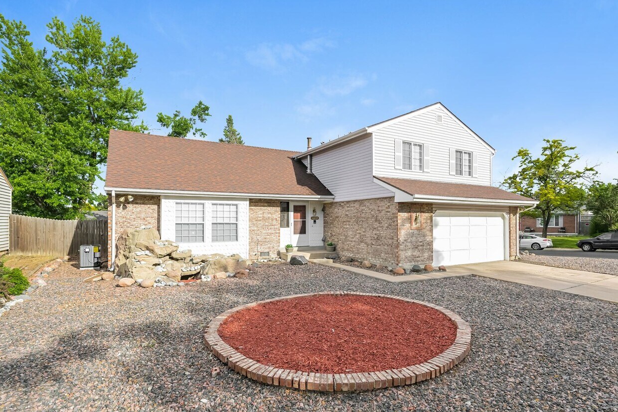 Foto principal - Spacious 4 Bed/ 2.5 Bath Home with Finishe...
