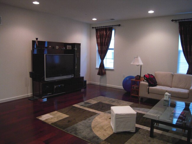 Living Room (no furniture) - 485 Valley Oak Terrace
