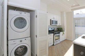 Studio, 1 BA - 668 SF - Eighteen Ten State St