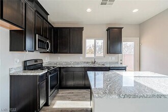 Building Photo - 8688 Vondel Park St