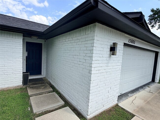 Foto del edificio - 15865 Ridgeroe Ln