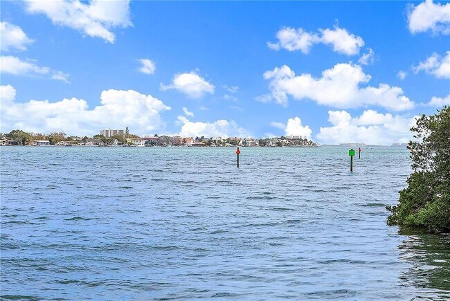 Foto del edificio - 1859 Shore Dr S