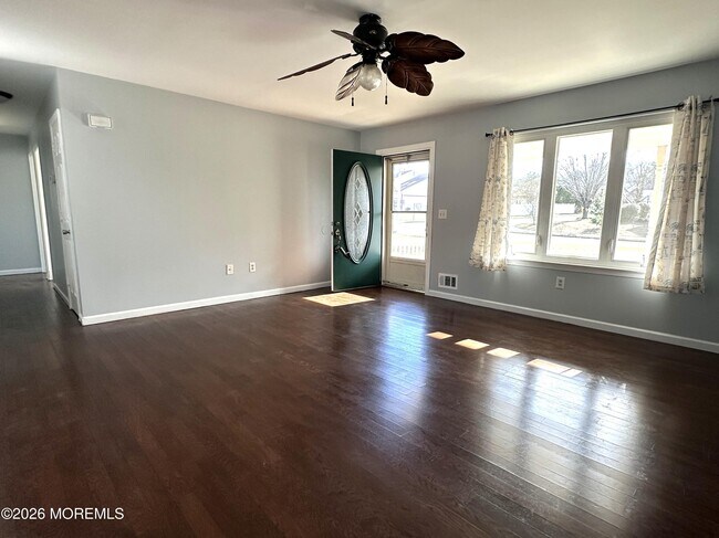 Foto del edificio - 185 Ravenwood Blvd