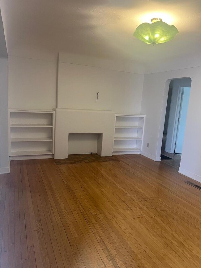 Building Photo - 630 Bryn Mawr Dr NE