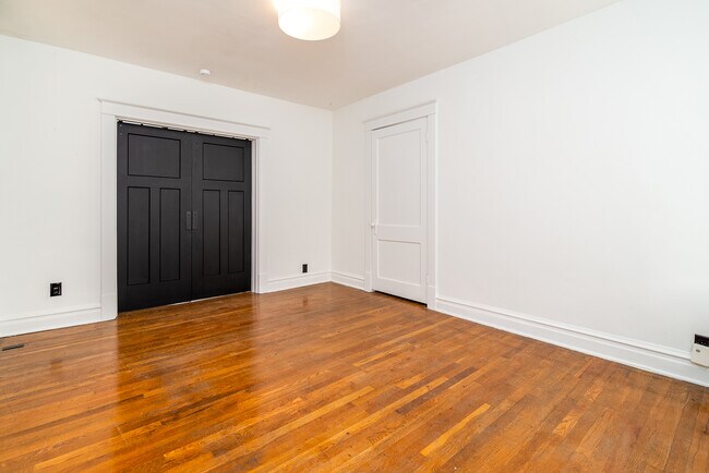 Building Photo - 5305 Sutherland Ave