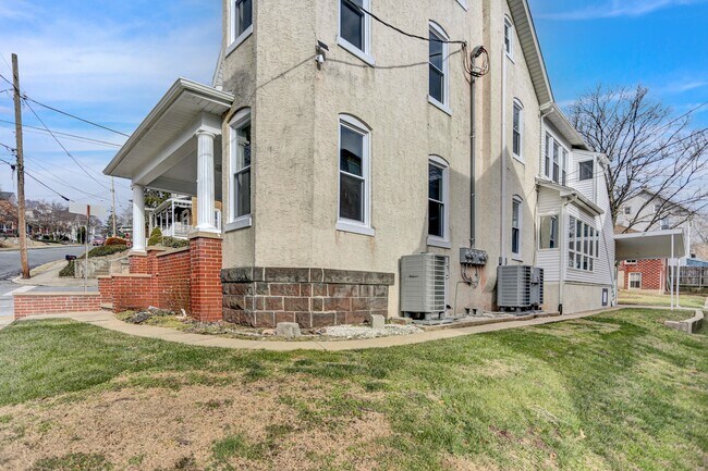 Building Photo - 17 North Church Street, Unit 1st Floor Rear