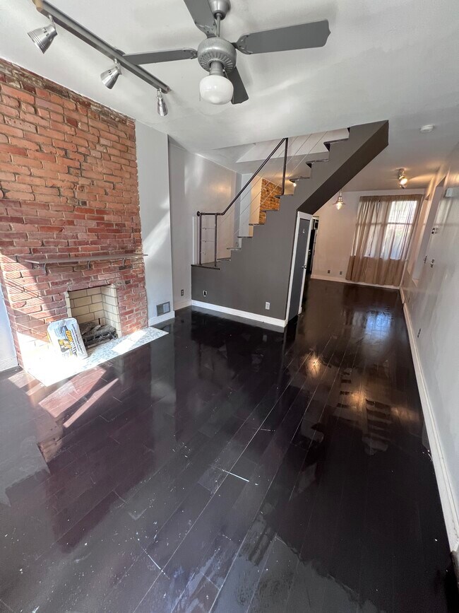 Primera planta: Amplia sala de estar (entrada) - 103 S 22nd St